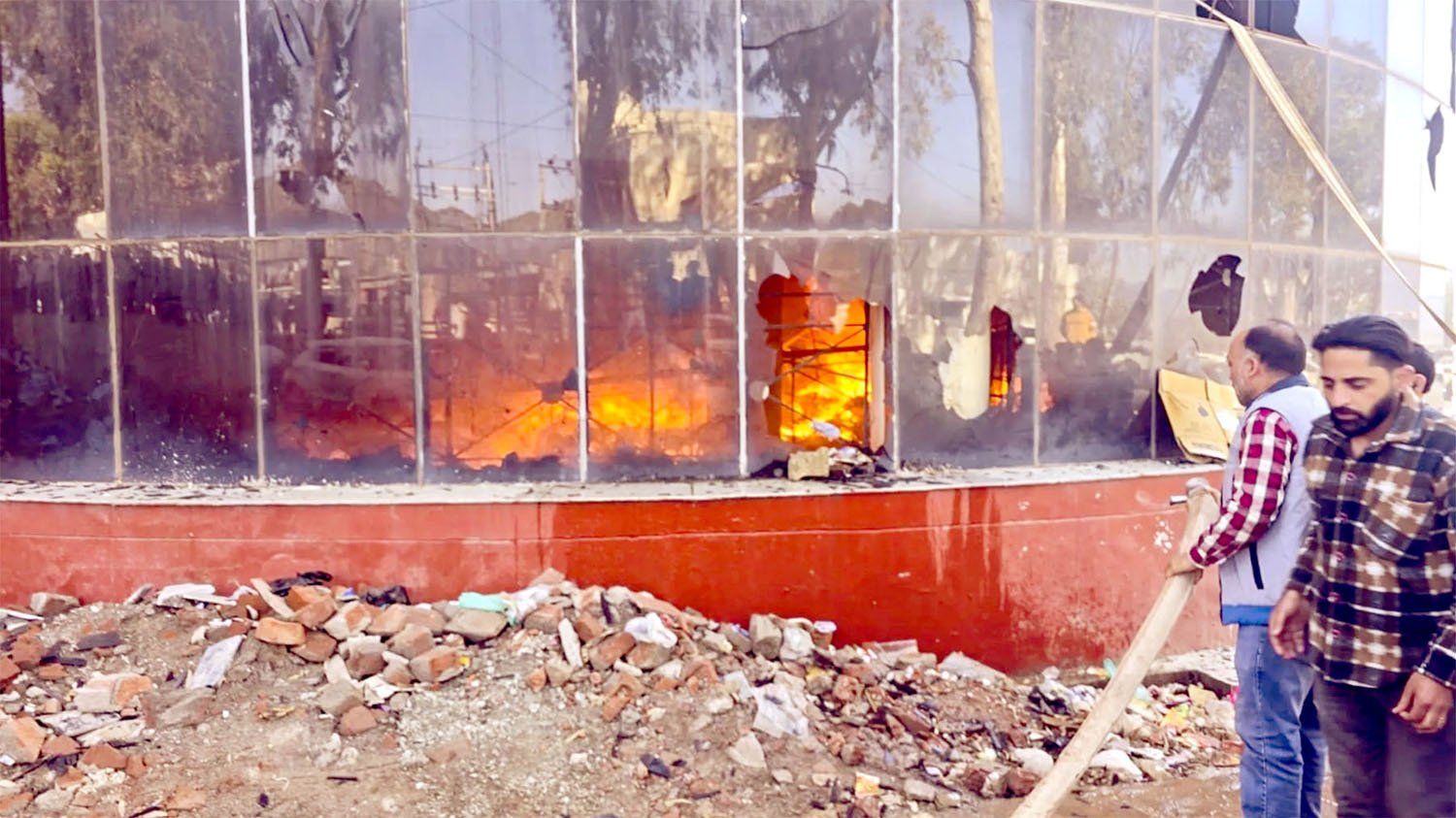 जम्मू-कश्मीर: राजौरी के अस्पताल में आग लग गई।